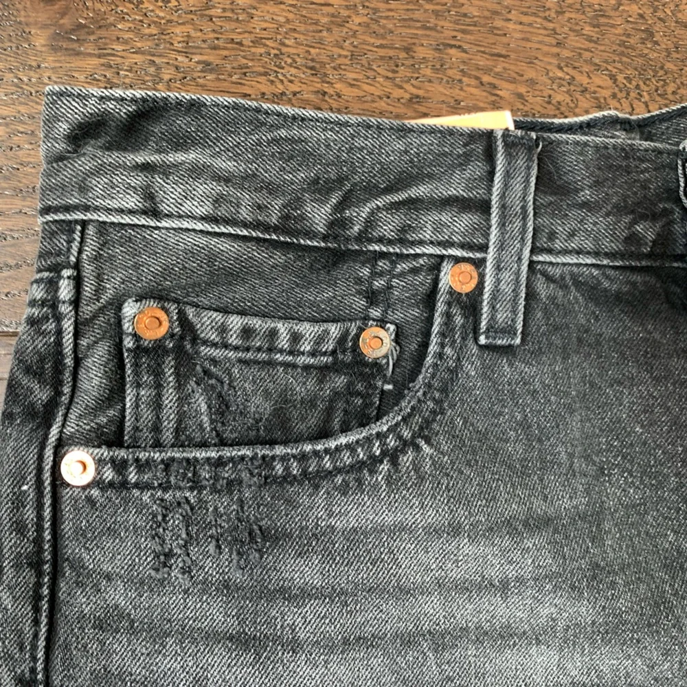 Levi's Women's 501 Shorts Mid Rise Signature Button Sz‎ 27 Black Distressed NWT - Picture 3 of 10